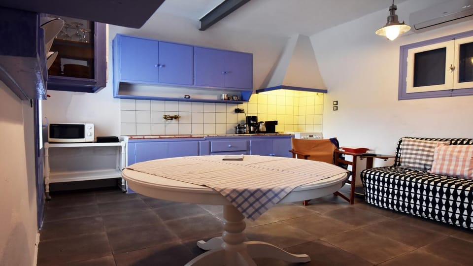 Kitchen or kitchenette, Seating area, Dining area