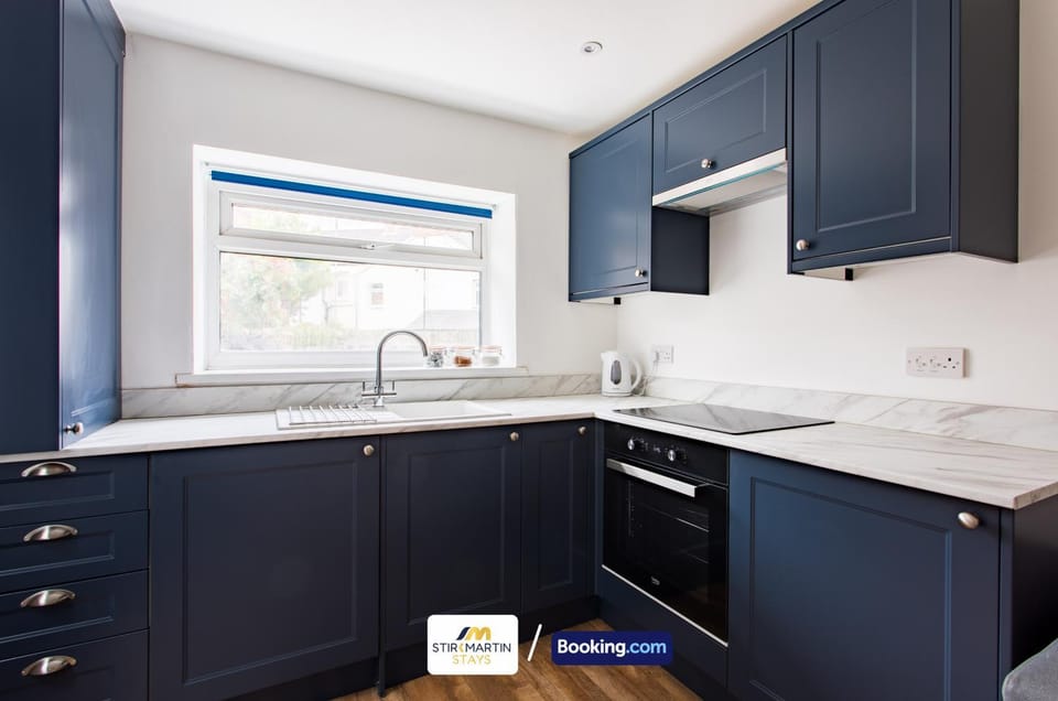 Kitchen or kitchenette, dishwasher, stove