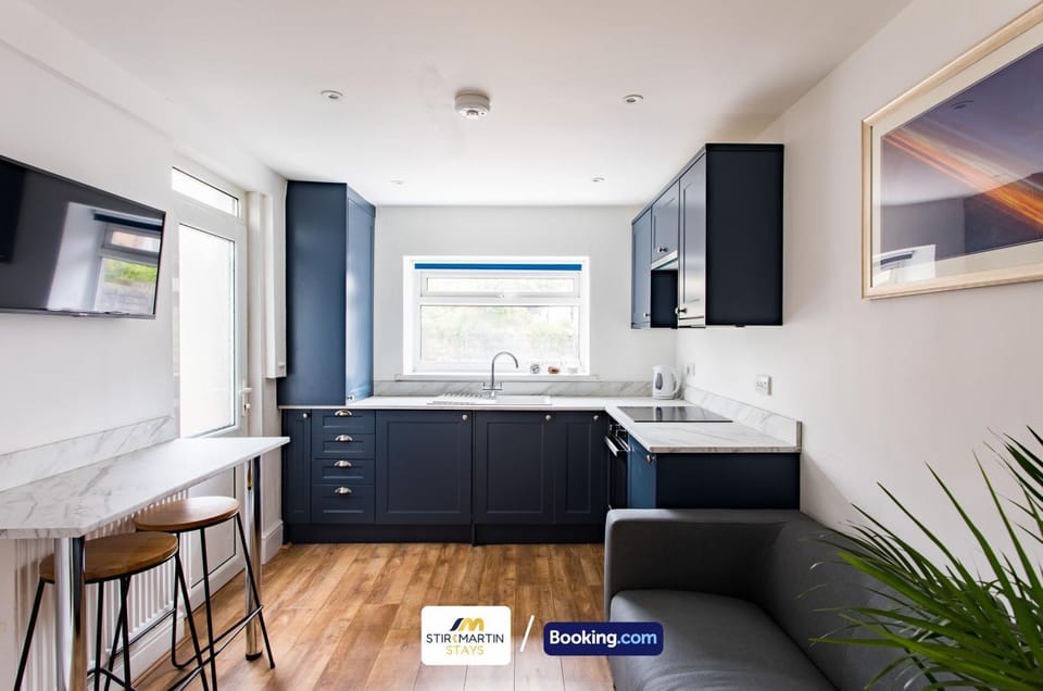 Kitchen or kitchenette, Dining area, oven, stove