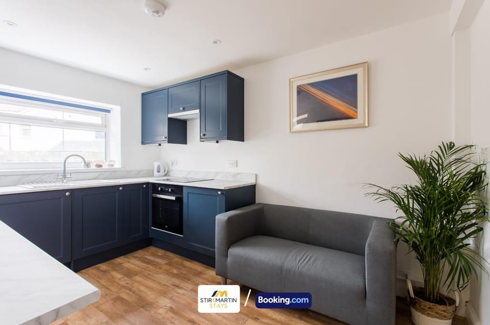 Kitchen or kitchenette, Living room, Seating area, oven, stove