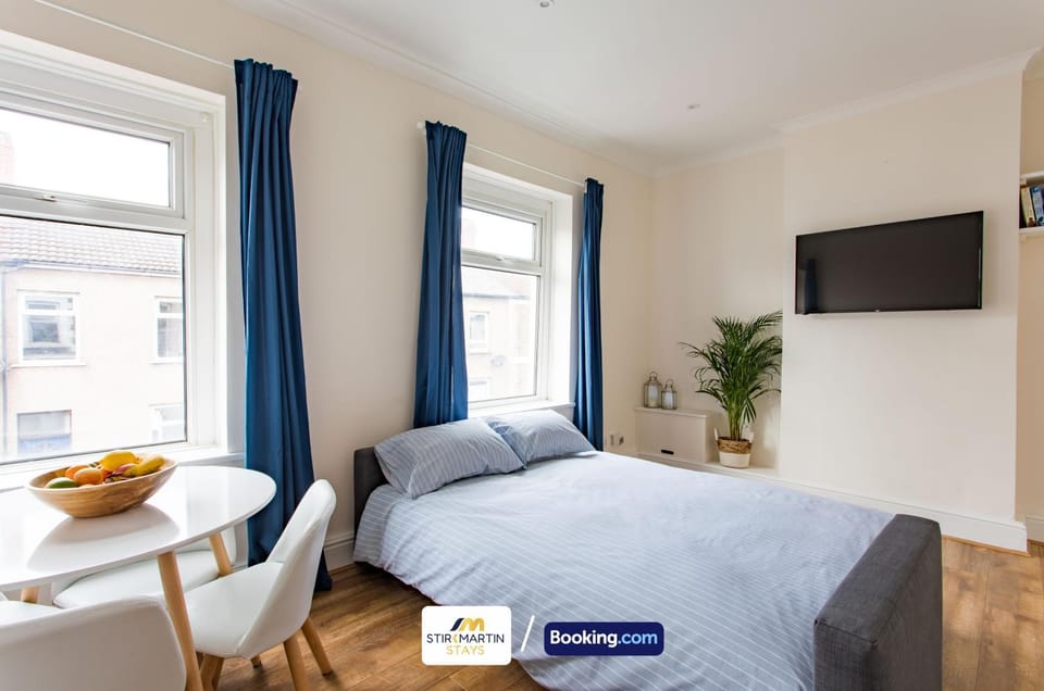 Bed, TV and multimedia, Seating area, Bedroom