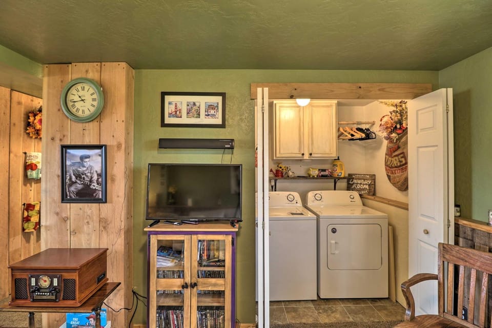 Flathead Lake-View Studio: 38 Mi to Blacktail Apartment in Flathead Lake