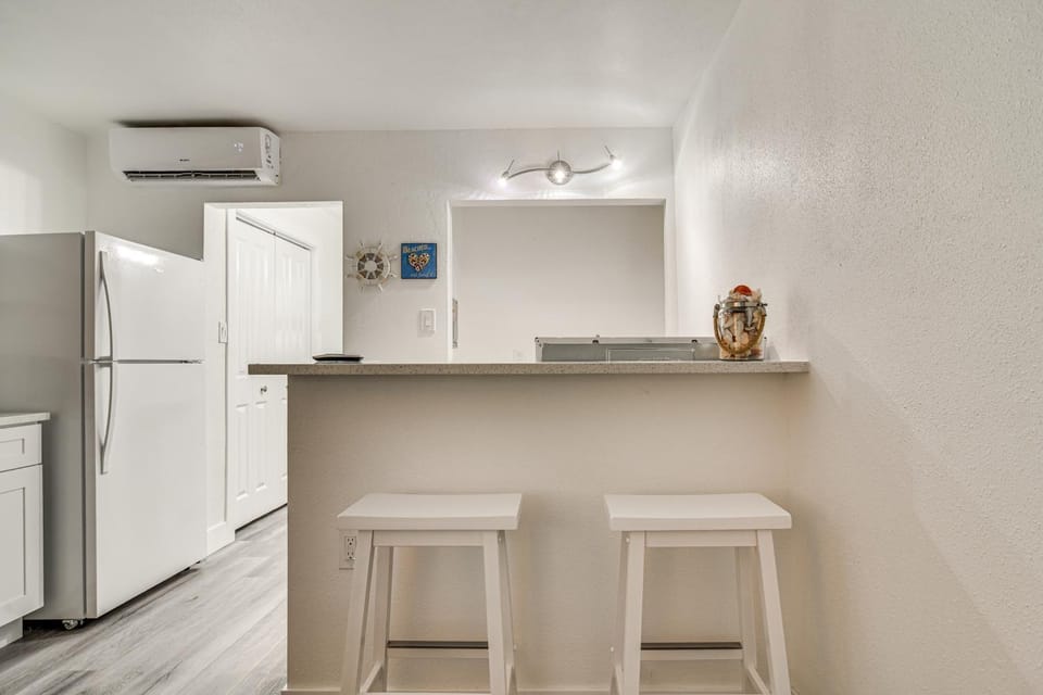 Tropical Pass-A-Grille Gem w/ Direct Beach Access! Apartment in Pass-a-Grille