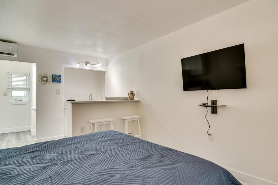 Tropical Pass-A-Grille Gem w/ Direct Beach Access! Apartment in Pass-a-Grille