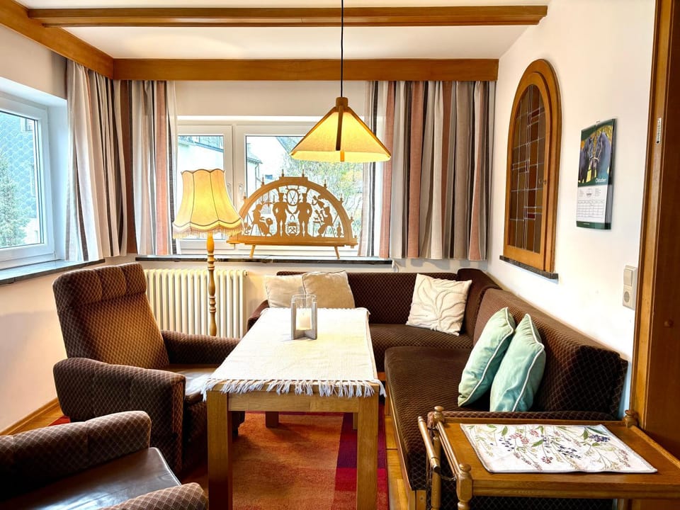 Communal lounge/ TV room, TV and multimedia, Living room, Photo of the whole room, Seating area, Mountain view, heating, internet