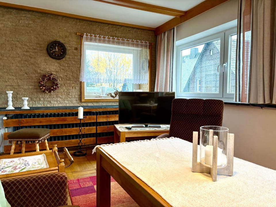 Communal lounge/ TV room, TV and multimedia, Living room, Seating area, Garden view, Mountain view, heating, internet