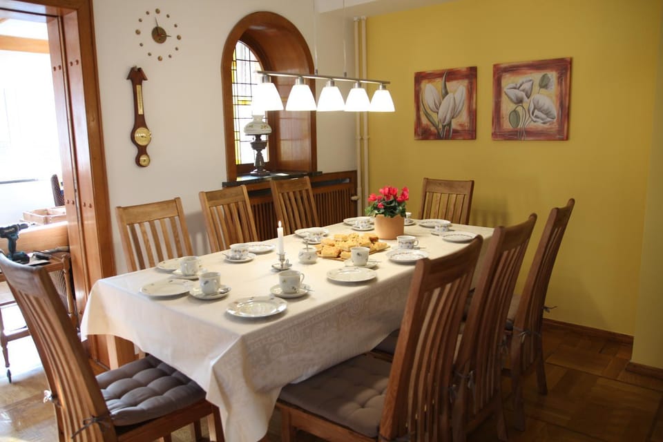 Living room, Seating area, Dining area, heating, internet