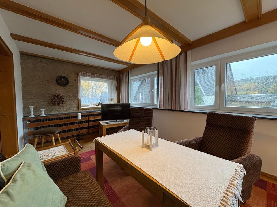 Communal lounge/ TV room, Natural landscape, TV and multimedia, Living room, Seating area, Mountain view, furniture, heating, internet