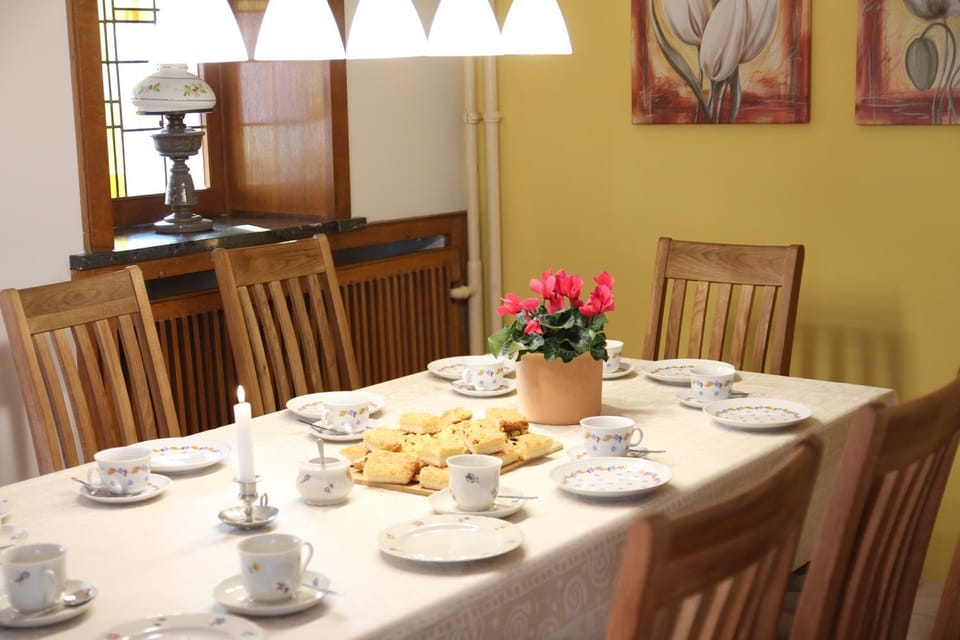 Living room, Seating area, Dining area, heating, internet