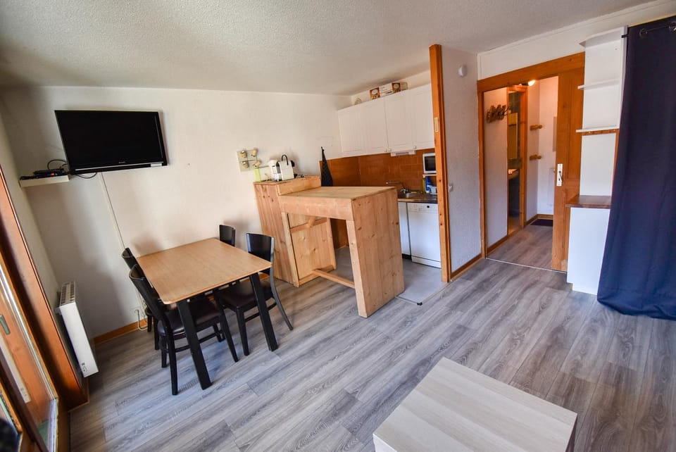 L'Enchalpe, Grand et lumineux studio avec coin montagne 5 personnes, 60m des pistes, PISCINE COUVERTE, WIFI, grand balcon expo EST, DRAPS NON COMPRIS Apartment in Haute-Savoie