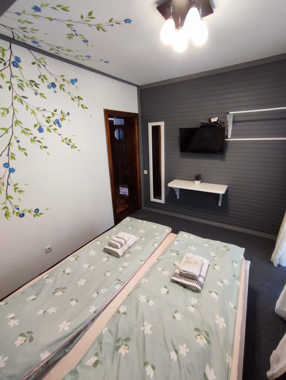 Bed, TV and multimedia, Bedroom, towels