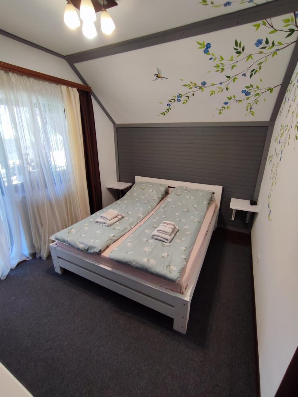 Bed, Bedroom, towels