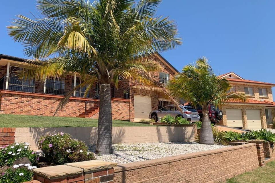 Shellharbour. Ocean, lake and mountain view House in Wollongong
