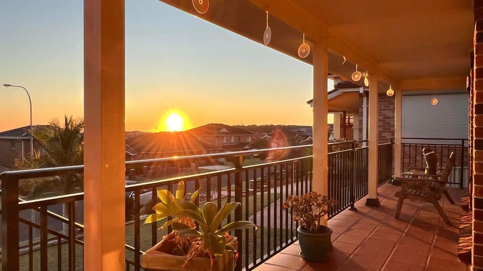 Shellharbour. Ocean, lake and mountain view House in Wollongong