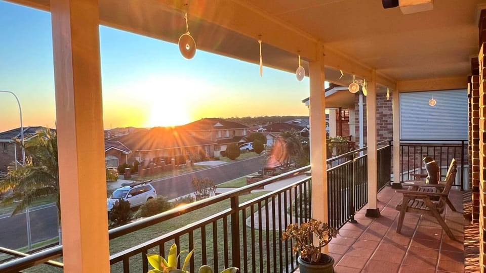 Shellharbour. Ocean, lake and mountain view House in Wollongong