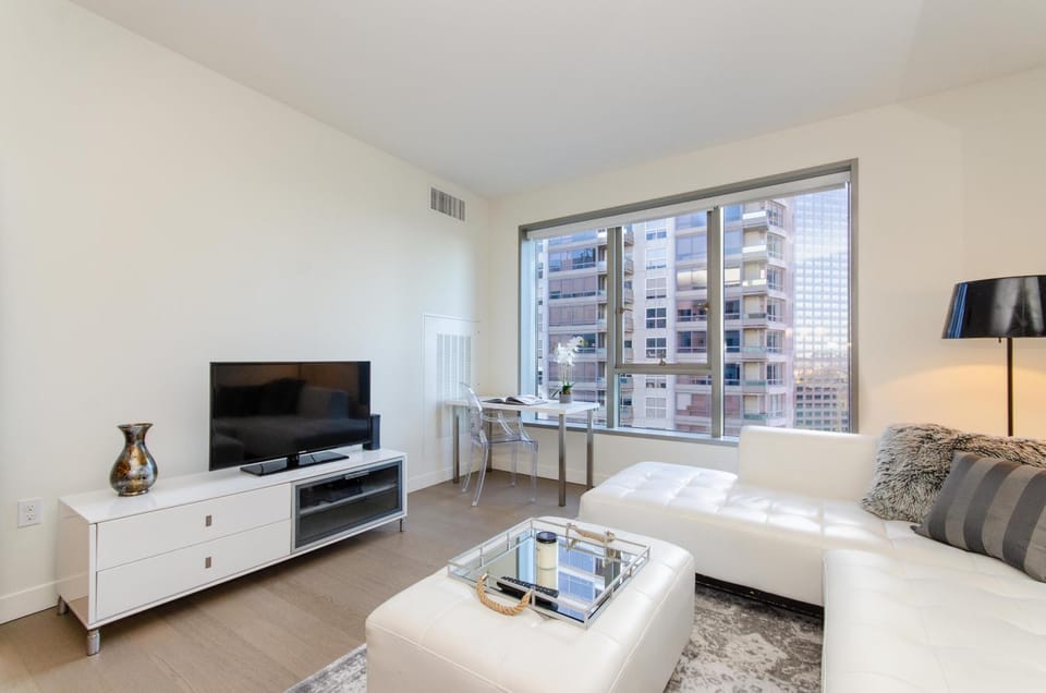 Cityscape Luxury High-Rise 1-Bedroom Apartment in Los Angeles