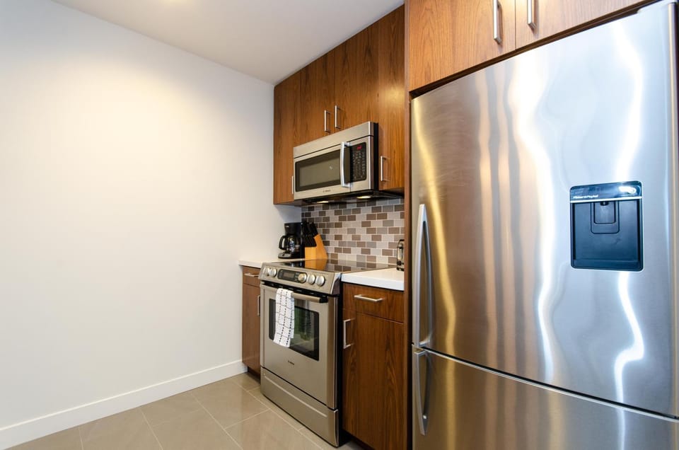 Cityscape Luxury High-Rise 1-Bedroom Apartment in Los Angeles