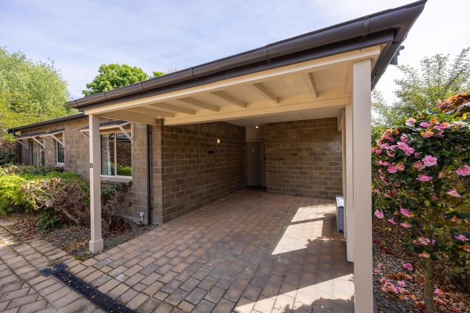 Meadowstone Villa | Cosy with Gas Fireplace & BBQ Villa in Wanaka