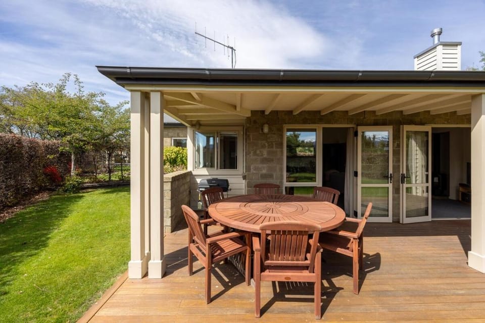 Meadowstone Villa | Cosy with Gas Fireplace & BBQ Villa in Wanaka