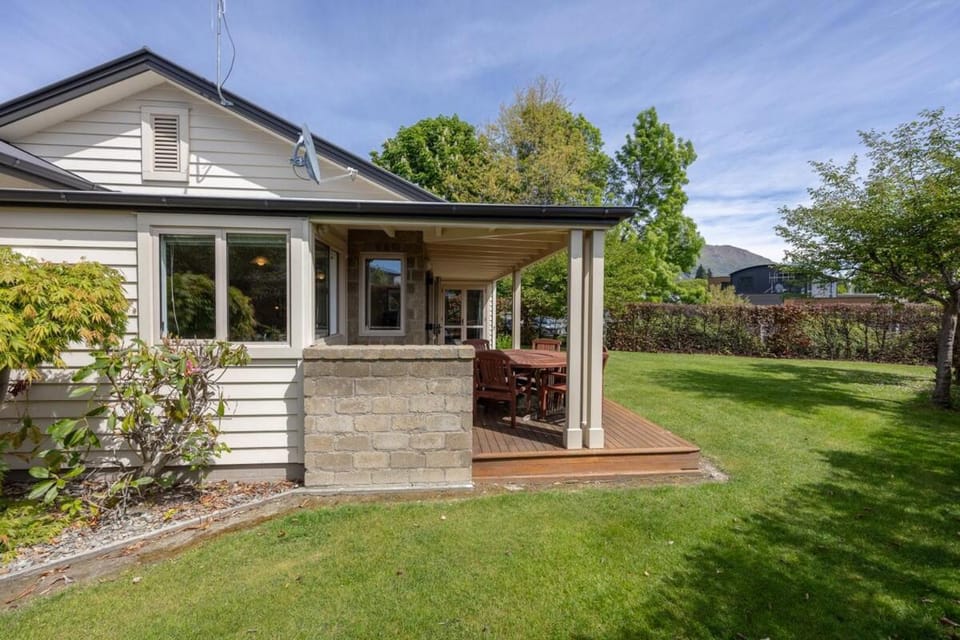 Meadowstone Villa | Cosy with Gas Fireplace & BBQ Villa in Wanaka