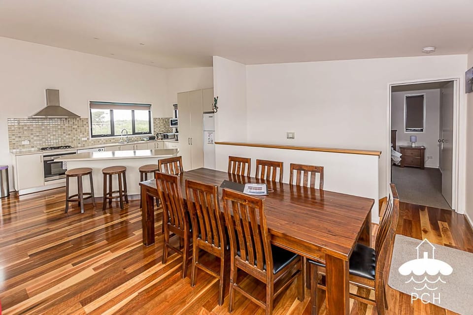 37 Oceanview Pde Stay 3 Pay 2 Winter Special House in Sandy Point