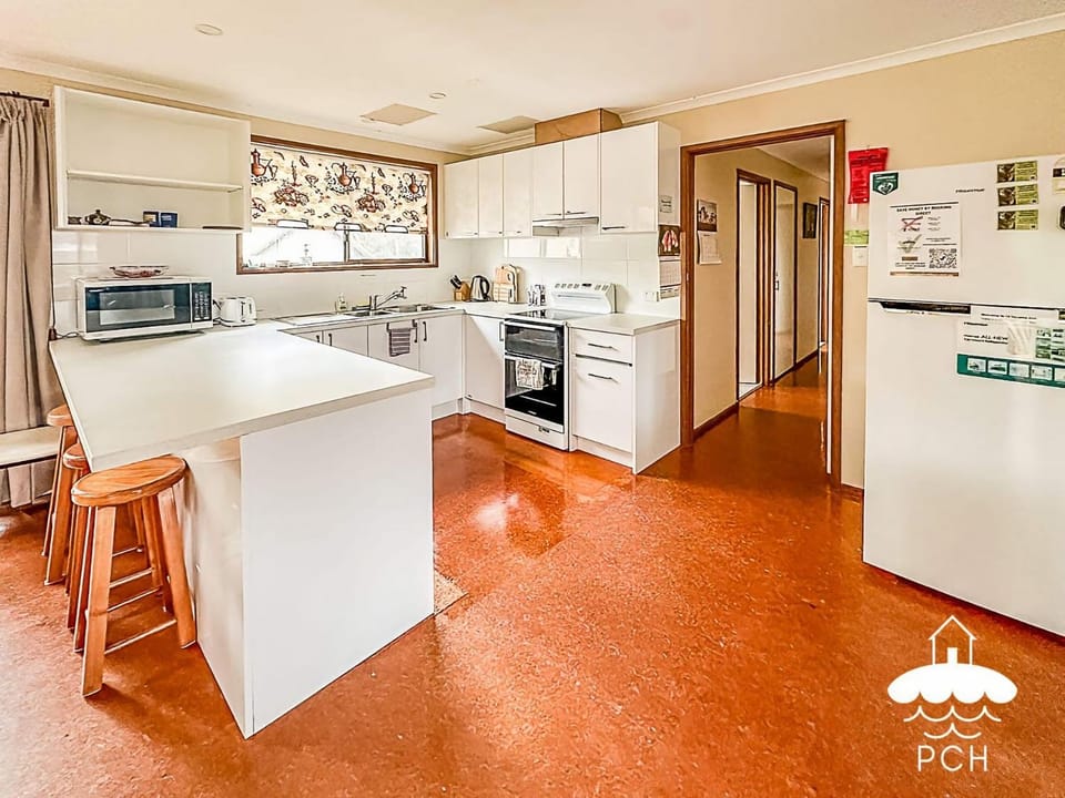 14 Tecoma Ave Stay 3 Pay 2 Winter Special House in Sandy Point