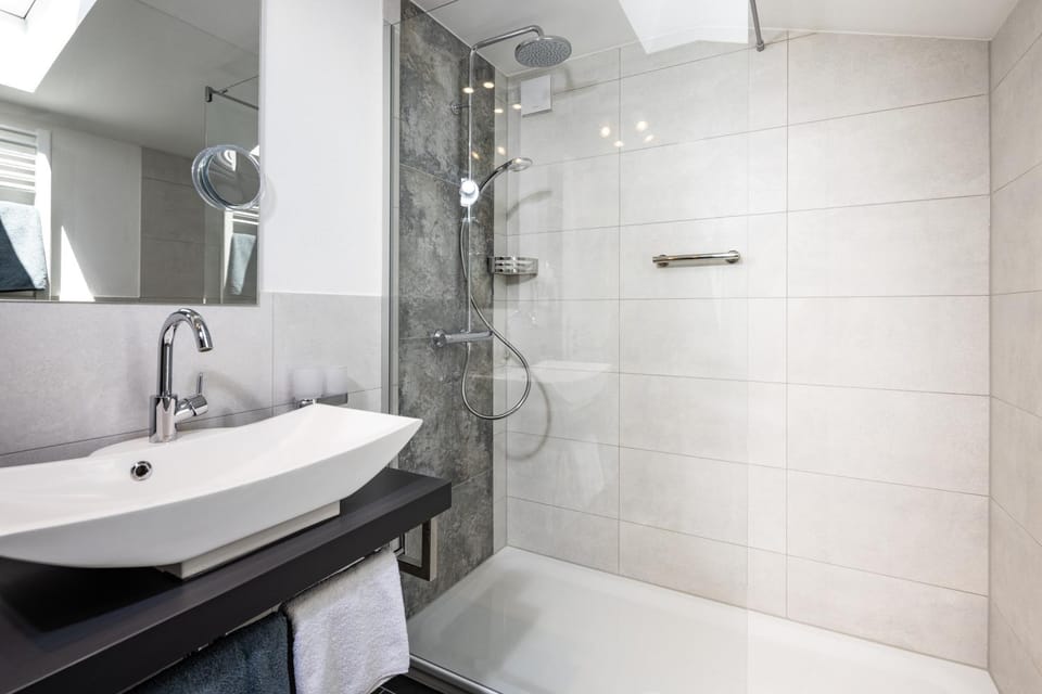 Shower, Bathroom, towels