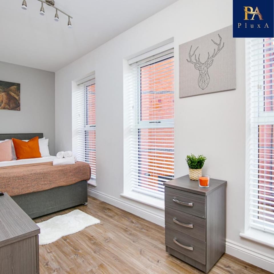 Pluxa The Hideaway - Fully private serviced apartment & parking Apartment in Birmingham
