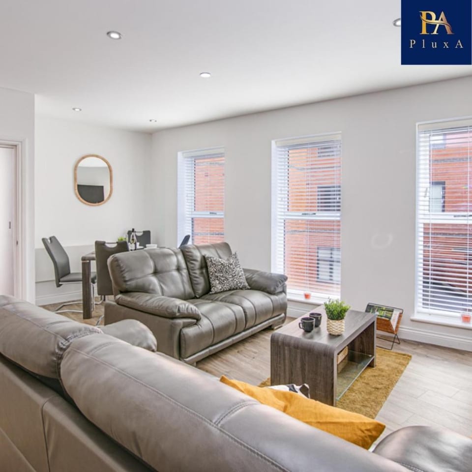 Pluxa The Hideaway - Fully private serviced apartment & parking Apartment in Birmingham
