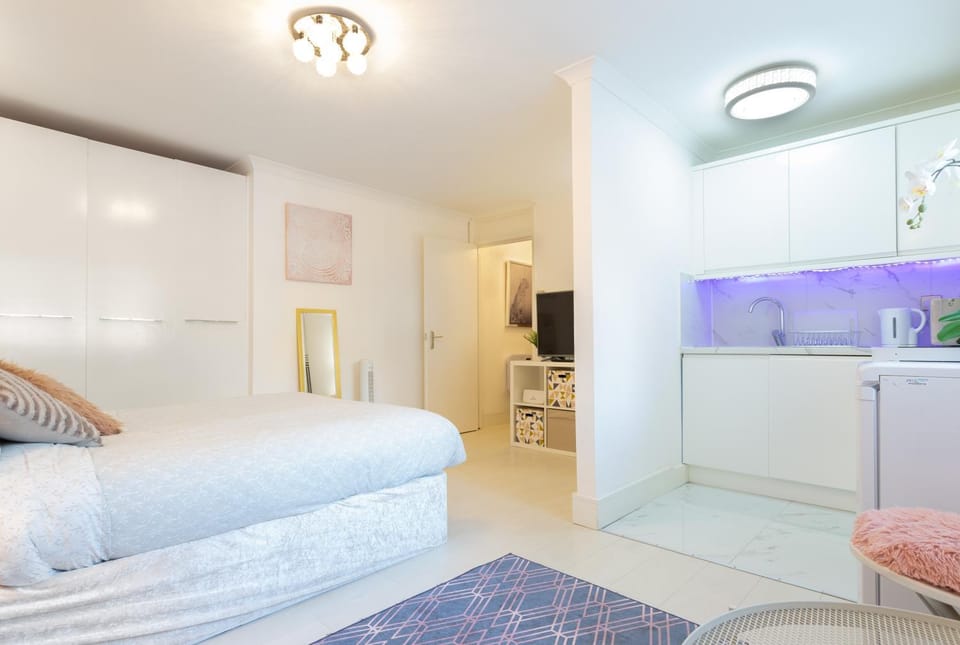 Bed, Kitchen or kitchenette, Bedroom