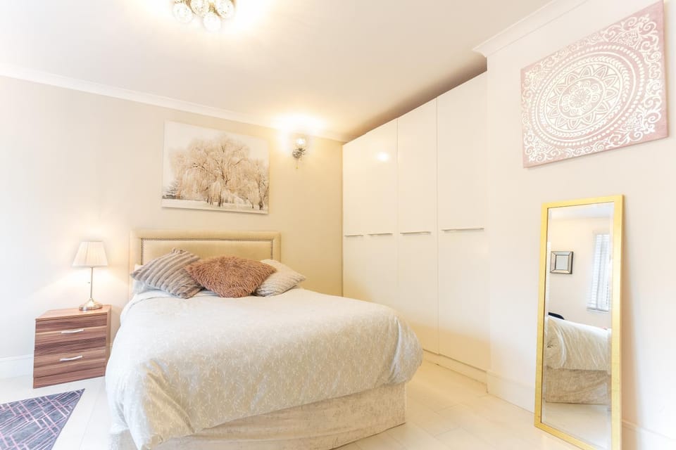 Bed, Photo of the whole room, Bedroom, wardrobe
