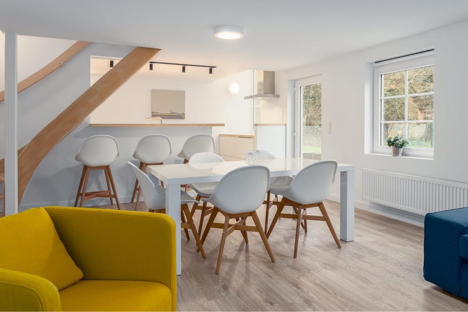 Living room, Food and drinks, Food and drinks, Dining area, Food