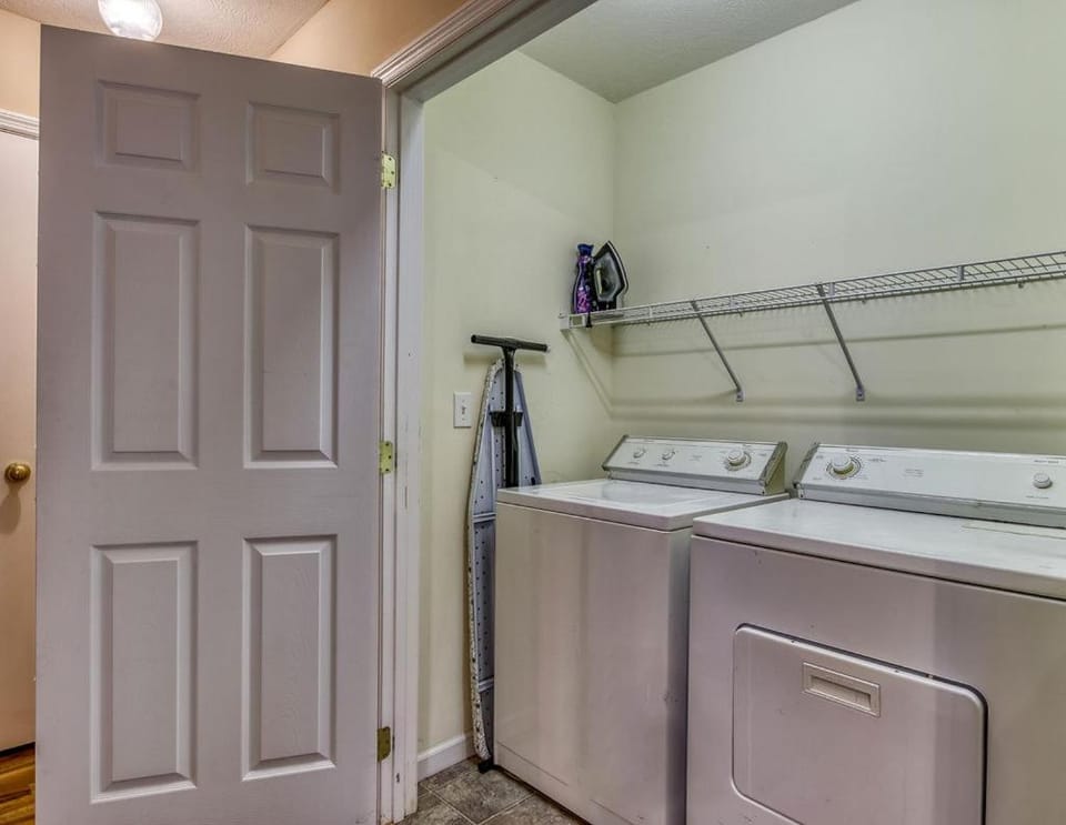Rock of Ages, Hot Tub, Game Room, WIFI, Free Attraction Tickets, Near Parkway!!! Chalet in Pigeon Forge