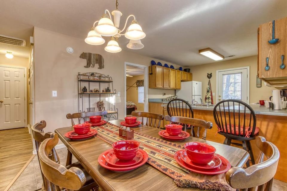 Rock of Ages, Hot Tub, Game Room, WIFI, Free Attraction Tickets, Near Parkway!!! Chalet in Pigeon Forge