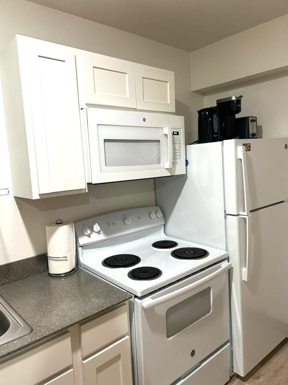 Coffee/tea facilities, Kitchen or kitchenette, oven, stove