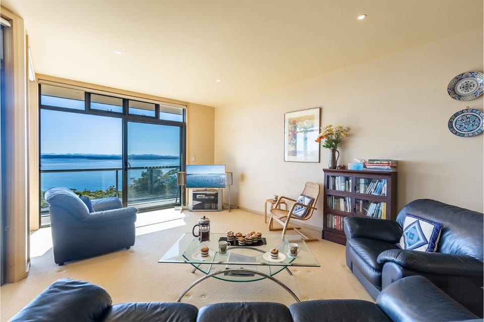 High View, 23 Wollomi Ave - perfect coastal getaway, with stunning water views and Wifi House in Corlette