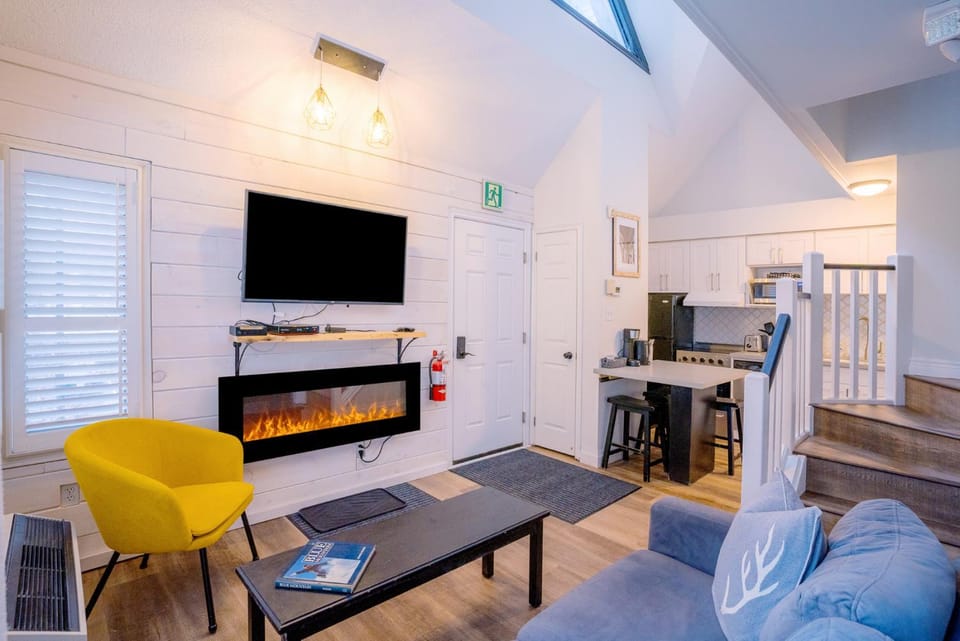 Bed, Day, Bathroom, Kitchen or kitchenette, Living room, Tennis court, Bedroom