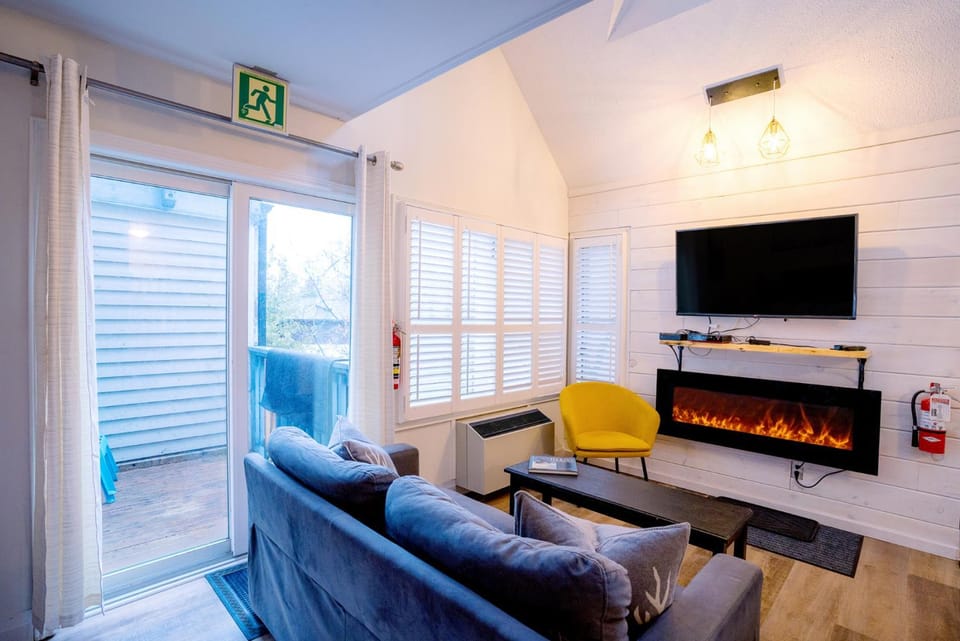 Bed, Day, Bathroom, Kitchen or kitchenette, Living room, Tennis court, Bedroom