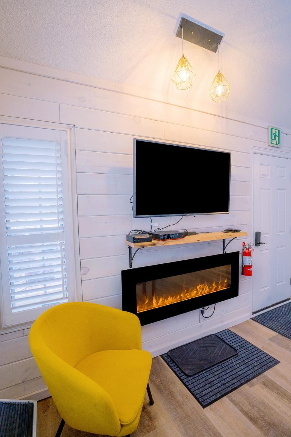 Bed, Day, Bathroom, Kitchen or kitchenette, Living room, Tennis court, Bedroom