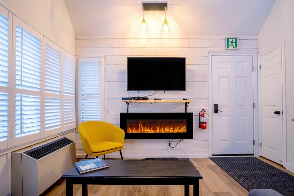 Bed, Day, Bathroom, Kitchen or kitchenette, Living room, Tennis court, Bedroom
