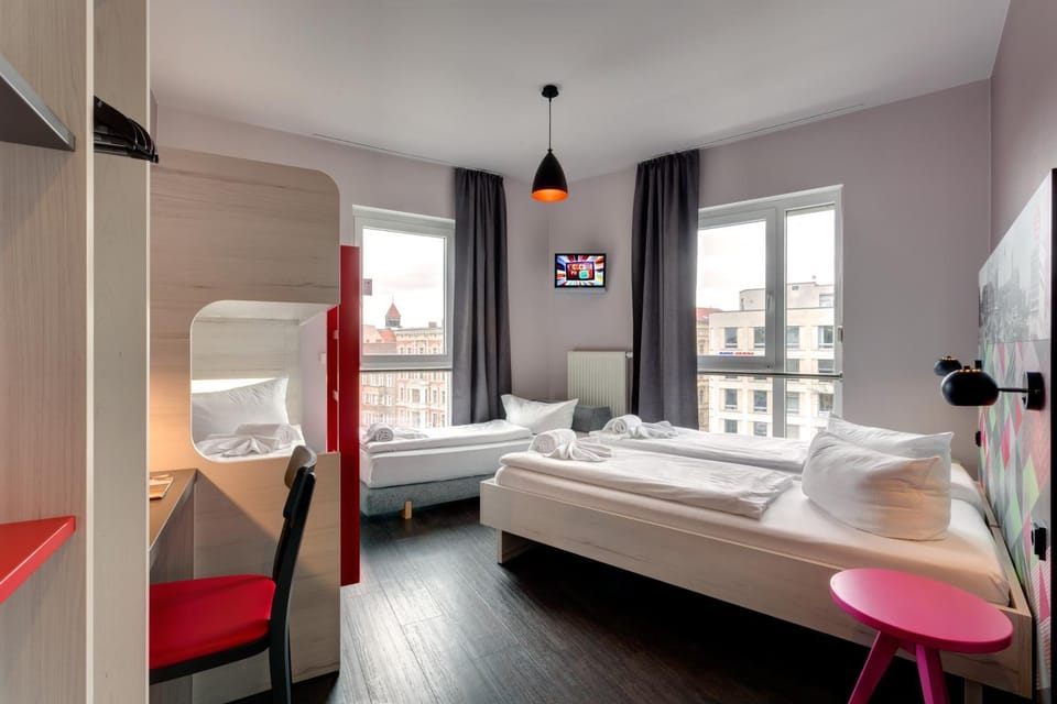 Photo of the whole room, Street view