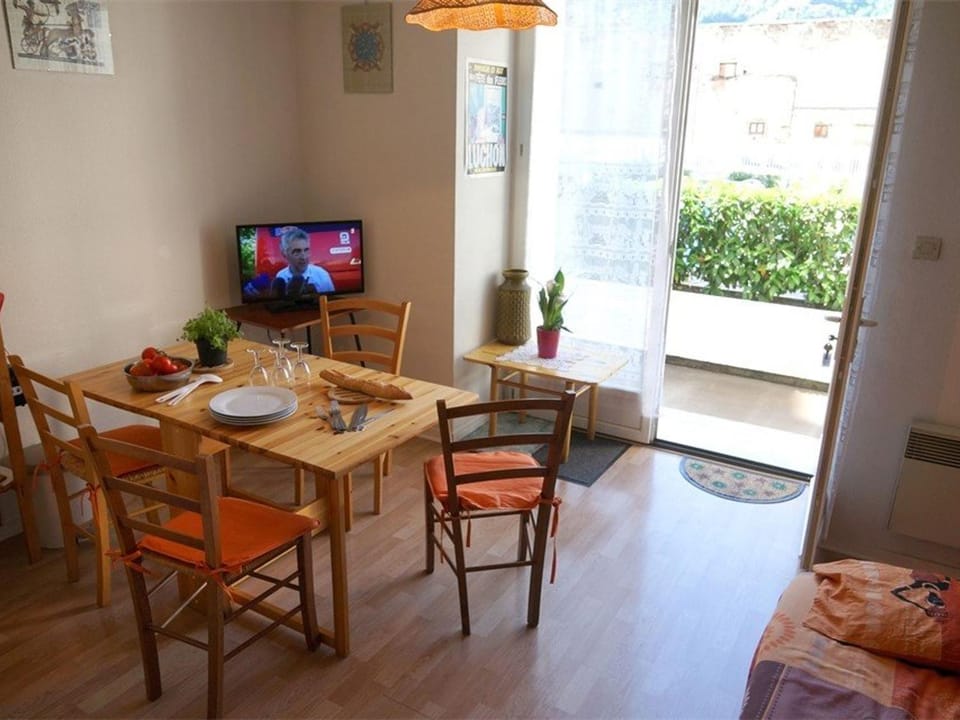 Charmant T2 RDC avec Jardinet et Parking, Proche Thermes et Commerces - FR-1-313-152 Apartment in Catalonia