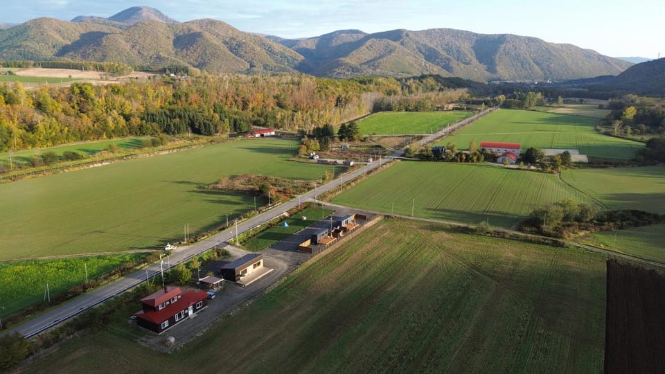 Property building, Day, Neighbourhood, Natural landscape, Bird's eye view, Mountain view, Location