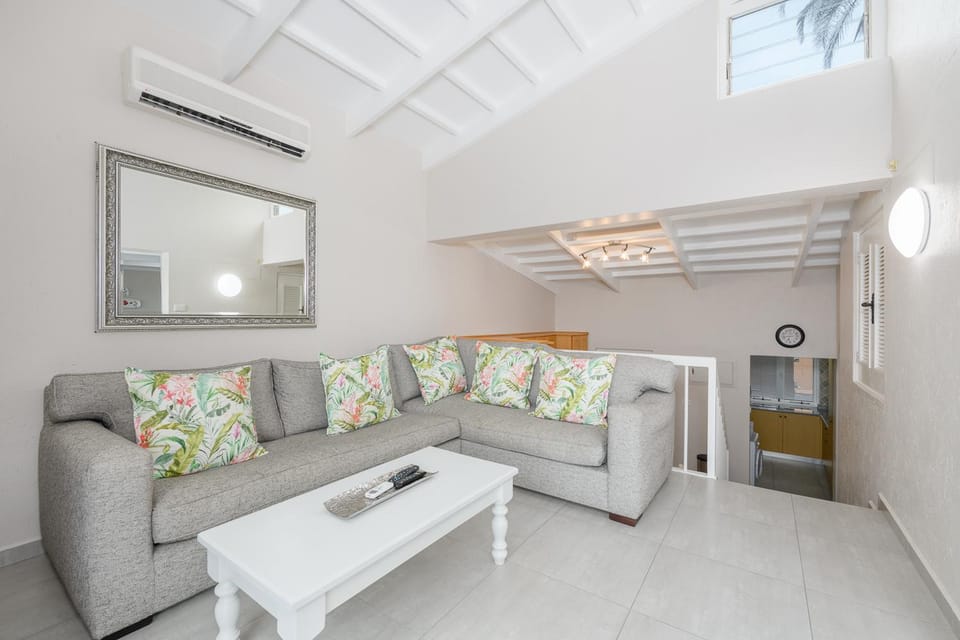 Living room, Seating area, air conditioner