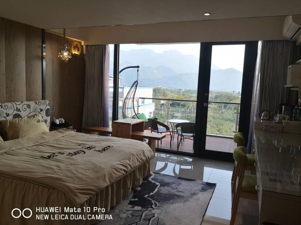 Photo of the whole room, Seating area, Mountain view