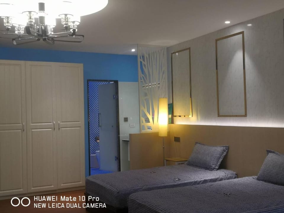 Shower, Toilet, Bed, Bathroom, Bedroom