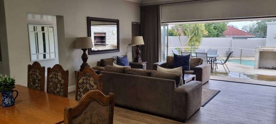 Living room, Lounge or bar, Seating area