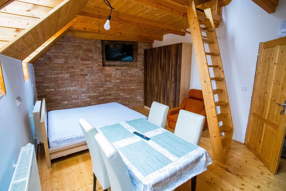 Bed, TV and multimedia, Seating area, Dining area