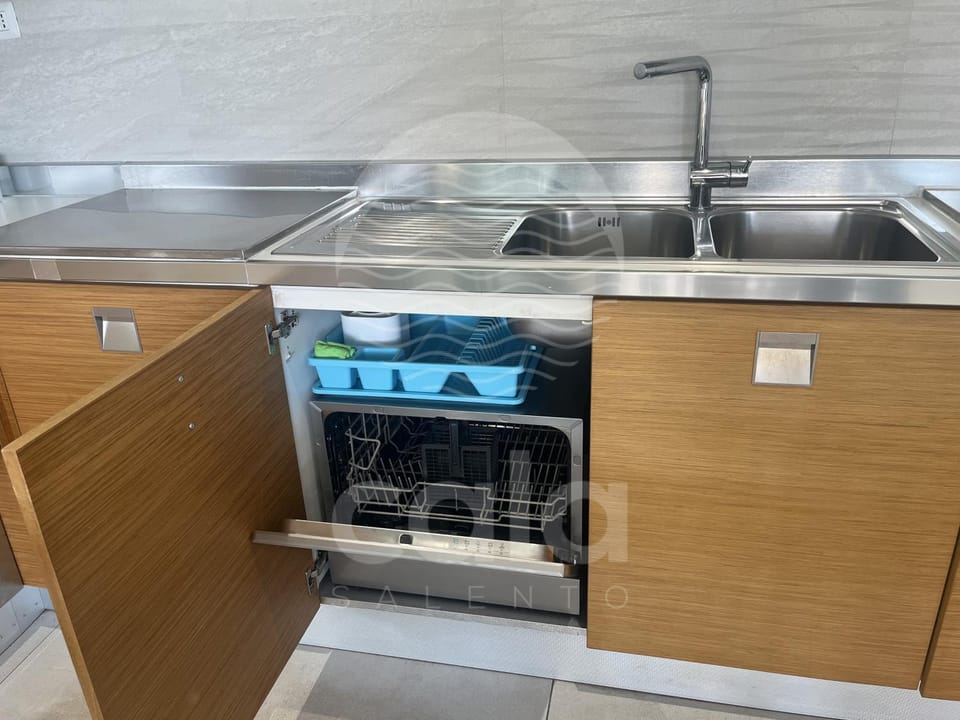 Kitchen or kitchenette, dishwasher, stove