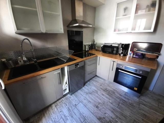 Kitchen or kitchenette